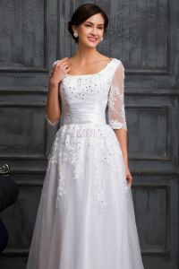 Suknia ślubna z gipiurowymi aplikacjami