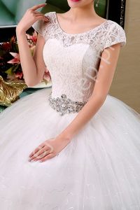 Suknia ślubna z kryształkowym pasem i koronką