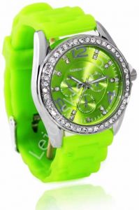 Neonowo zielony zegarek zdobiony kryształkami svarowskiego,  widizane w mediach: Fakt Gwiazdy, Chwil