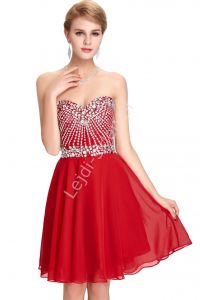 Czerwona sukiena z gorsetem zdobionym kryształkami | sukienki na wesele