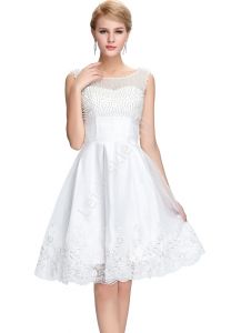Biała sukienka z perełkami i koronką w stylu Sherri Hill 4302