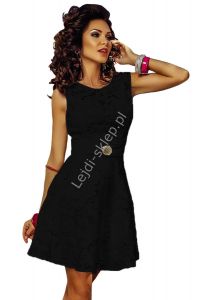 Czarna sznurowana na plecach sukienka z gipiurowej koronki