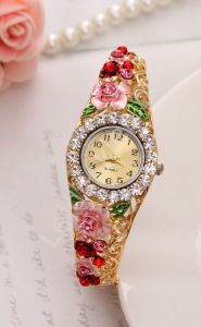 Zegarek z różowymi i czerwonymi kwiatami | zegarek z cyrkoniami