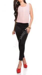 Kombinezon damski -  jasnoróżowa szyfonowa bluzka + czarne spodnie | kombinezony damskie