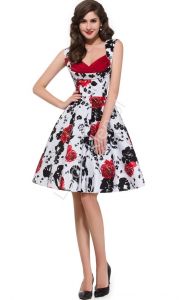 Kwiatowa sukienka w stylu retro z czerwonymi różami | sukienki w kwiaty